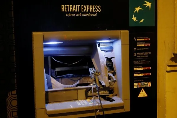 Dükkanlar yağmalandı, araçlar ateşe verildi! Paris sokakları ateş çemberine döndü