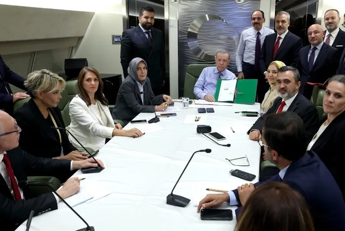 baskan-erdogandan-misirdaki-gazze-zirvesi-sonrasi-flas-mesajlar-mehmetcik-gazzeye-gidecek-mi-misirdaki-4lu-imz-1760434105370.jpeg Başkan Erdoğan, Mısır'da imzalanan o belgeyi gösterdi. (A Haber arşiv)