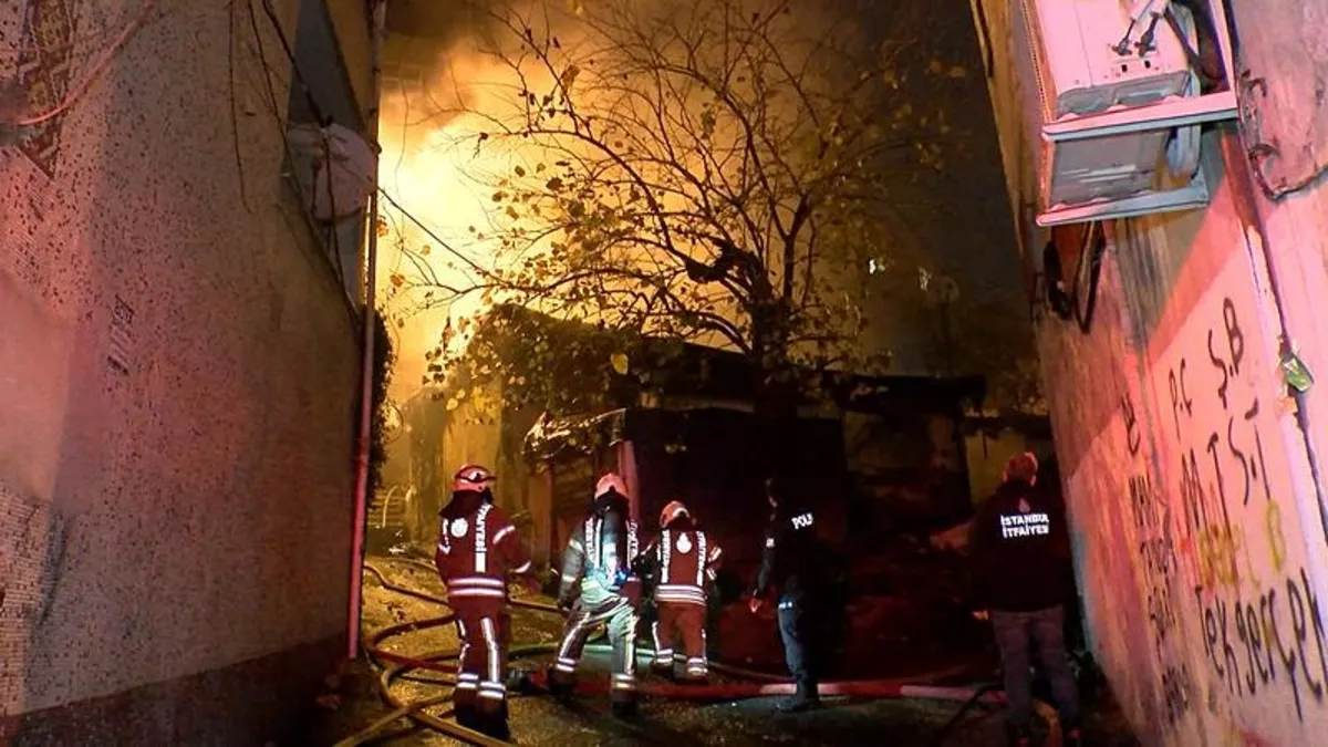 İstanbul'da gecekondu alev alev yandı! Çevre sakinleri paniğe kapıldı