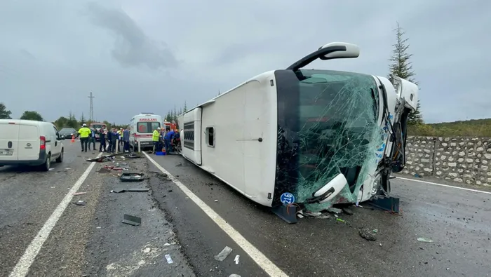 Son dakika: Bartın'da feci kaza! Otomobil ile çarpışan otobüs devrildi: 3 ölü, 1 yaralı - 3
