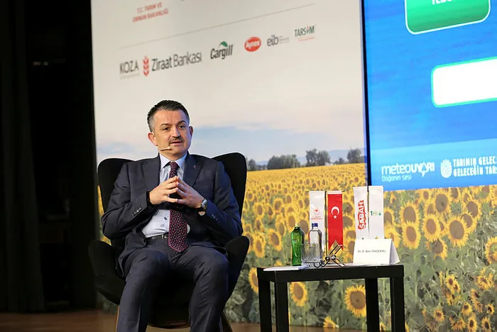 Turkuvaz Medya Merkezi'nde 1. Türkiye Çiftçi Zirvesi: Tarımın geleceği konuşuldu! Tarım Bakanı Bekir Pakdemirli'den önemli açıklamalar - 4