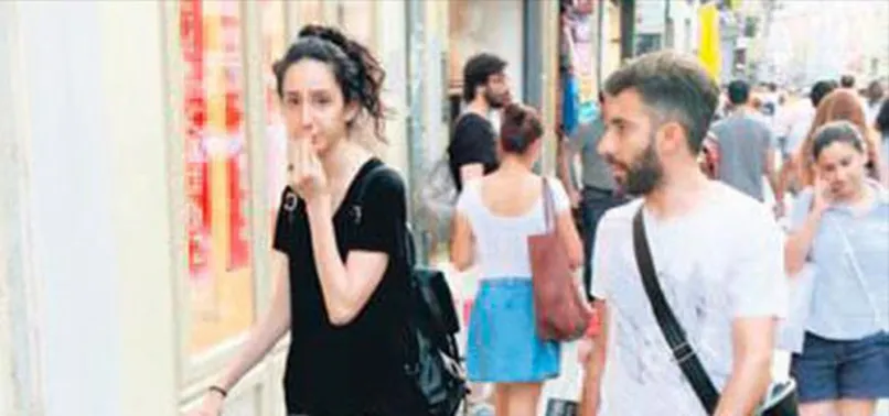 Gazetecileri görünce mağazaya kaçtılar!