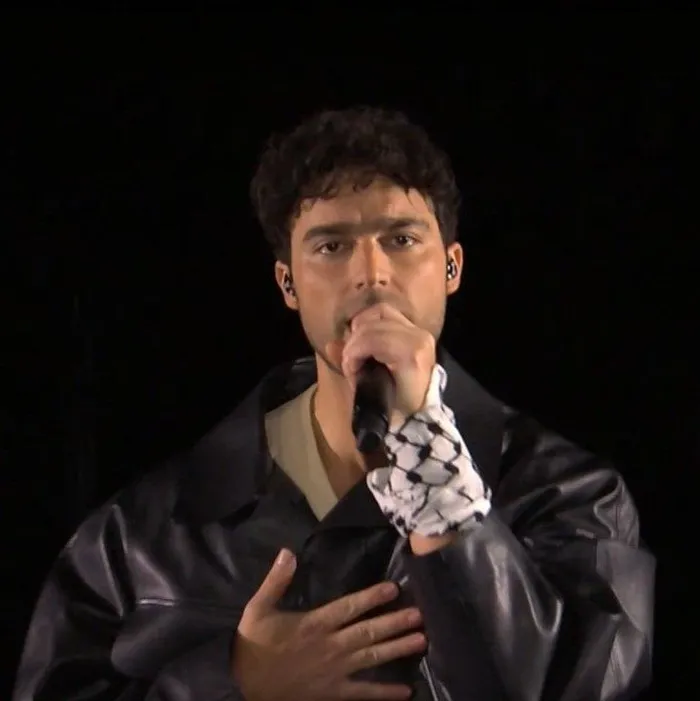 isvecli-sarkici-eric-saade-eurovision-sarki-yarismasi-yari-final-acilisina-kefiyeyle-cikti-1715120514554.jpeg İsveçli şarkıcıdan takdir toplayan hareket! Gazze'ye destek için sahneye kefiyeyle çıktı - 2