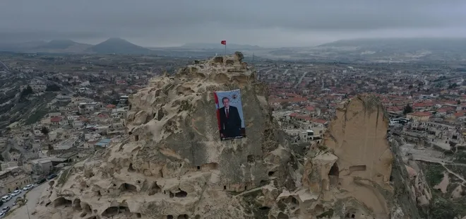 Skandal bildiriye posterli tepki! Dünyanın en yüksek peribacasına asıldı