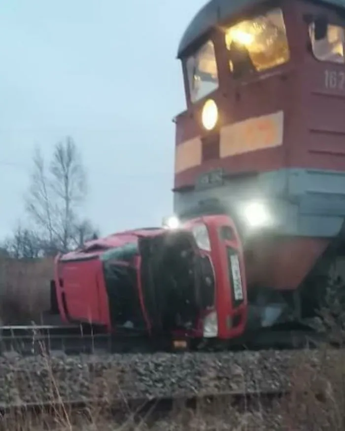Son dakika: Rusya'da yük treni çarptığı aracı 50 metre sürükledi - 2