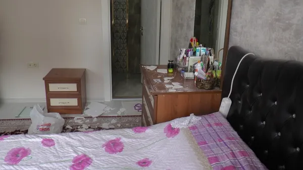 kayseride-dehsete-dusuren-olay-tavan-cocugun-uzerine-coktu-1655212564321.jpg Kayseri’de dehşete düşüren olay! Evin tavanı çocuğun üzerine çöktü - 4