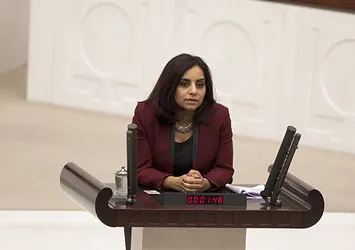 Caps'e inanan CHP'li Selina Doğan rezil oldu