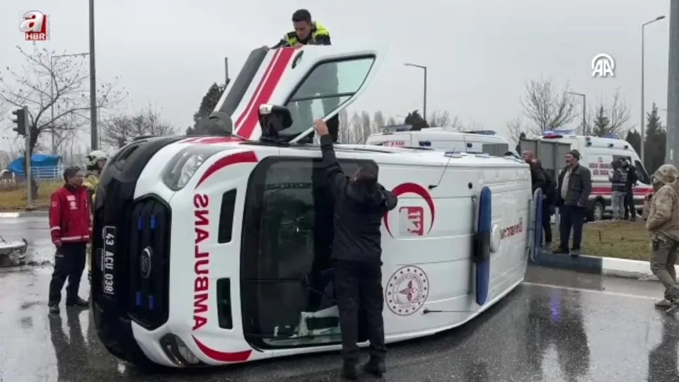 Otomobilin çarptığı ambulans devrildi