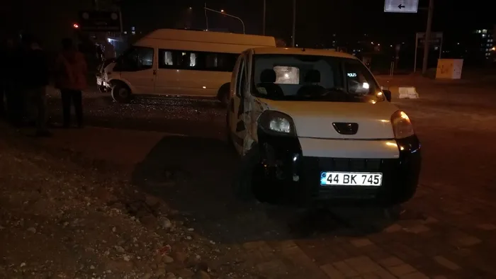 Son dakika: Hafif ticari araç ile minibüs çarpıştı: Yaralılar var - 2