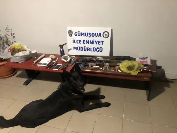 Düzce'de polisin dikkati cephaneliği ortaya çıkardı - 1