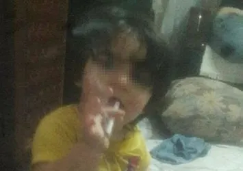 2 yaşındaki çocuğuna sigara içirdi! Görüntüler sosyal medyayı ayağa kaldırdı! O anne her yerde aranıyor