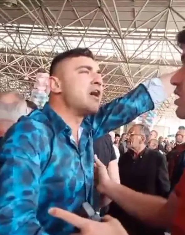 1684511701405.jpg Şehitlere laf eden CHP'li teşkilatını Kütahya esnafı pazara sokmadı: Şehidi bana mı verdiniz? Verdiyseniz kendinize verdiniz - 5
