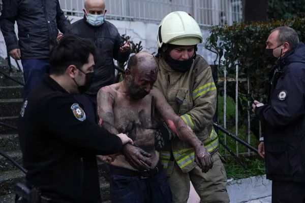 istanbul-gungorende-korku-dolu-anlar-boyle-kurtarildi-1615100674968.jpg İstanbul Güngören'de korku dolu anlar! Böyle kurtarıldı - 8