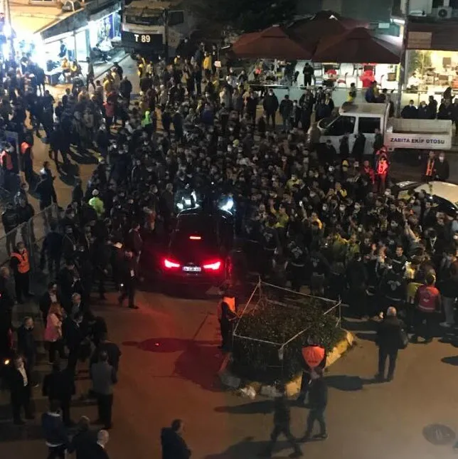 Fenerbahçeli taraftarlar Ali Koç'u istifaya davet etti 'Aziz Yıldırım' sloganları attı