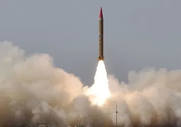 Pakistan'dan karadan karaya füze denemesi