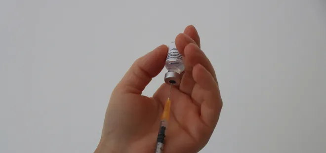 Sağlık çalışanlarının ve 50 yaş üstünün 3. doz aşılaması başladı! | Üçüncü doz hangi aşıyla yapılacak?