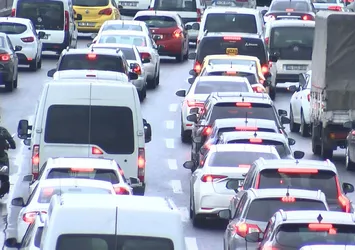 İstanbul'da yağmurun etkisiyle trafik giderek artıyor! İstanbul trafiğinde yoğunluk yüzde kaç? A Haber ekranlarında İstanbul trafiğinde son durum