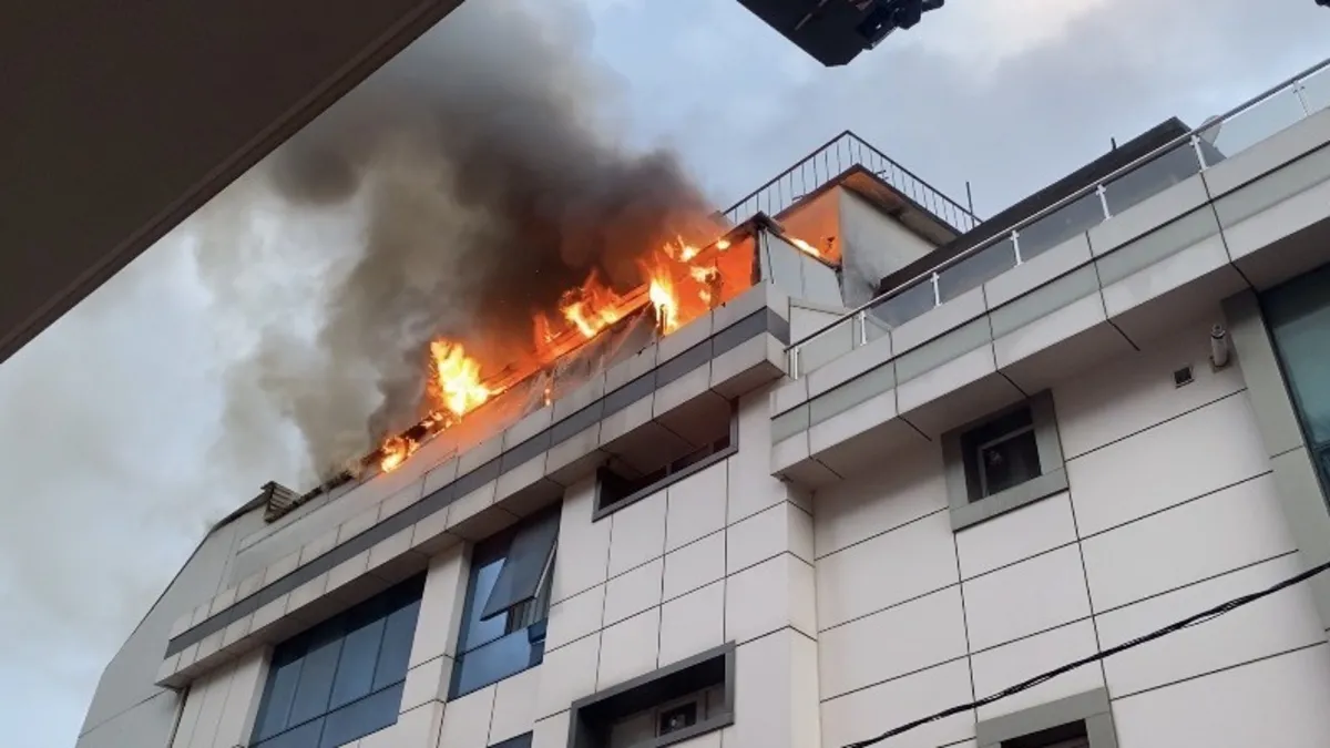 Ataşehir’de korkutan otel yangını! Çatı katı alevlere teslim oldu