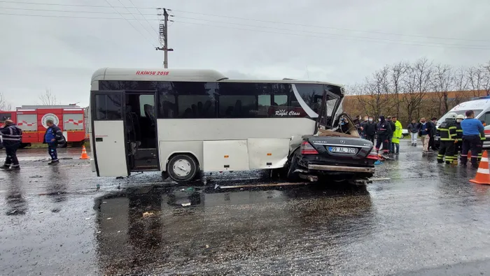 Son dakika: Tekirdağ'da korkunç kaza! Servis midibüsü ile otomobil çarpıştı: Karı koca öldü, 15 yaralı - 1