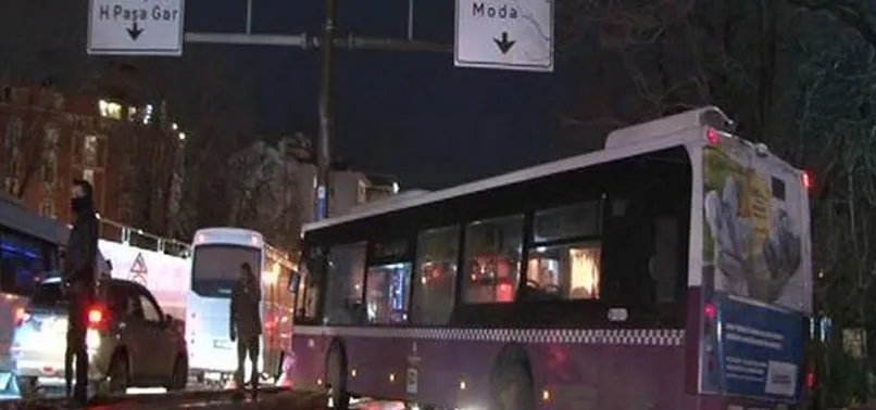 Kadıköy'de İETT otobüsü trafik tabelasına çarptı