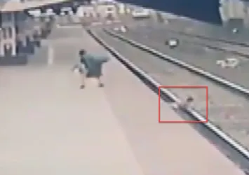 İstasyonda korkunç anlar! Raylara düşen çocuk son anda kurtarıldı