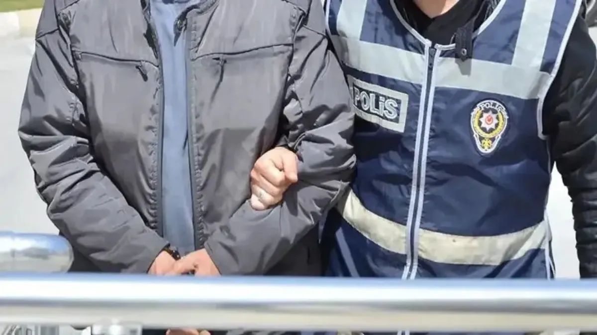 İş yerine silahlı saldırı hazırlığı yapıyorlardı! Yakalandılar