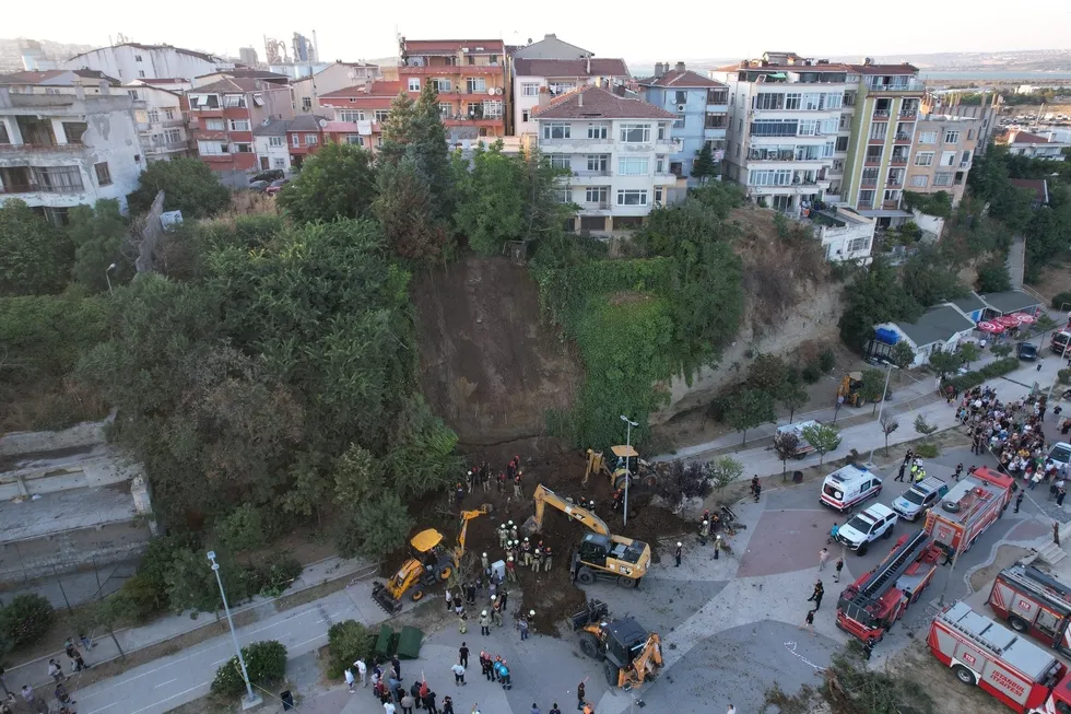 buyukcekmecede-toprak-kaymasi-toprak-altinda-mahsur-kalanlar-var-1785779434729.jpg Büyükçekmece'de toprak kayması! İstanbul Valiliği: Heyelan altında kalan yok - 2