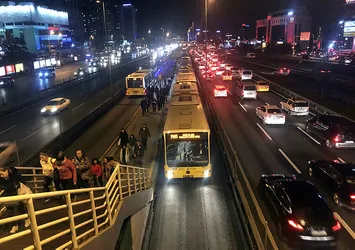 Topkapı'da arızalanan metrobüs seferleri aksattı