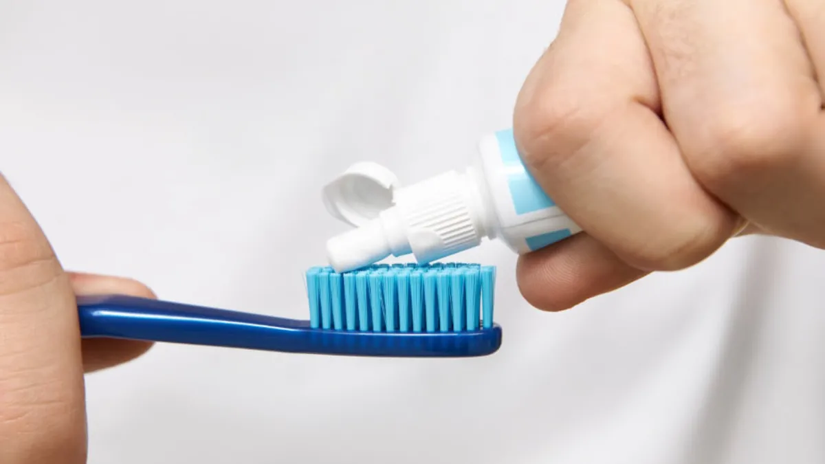 Fırçaya fazla mı sıkıyorsunuz, az mı? Her yaş için ne kadar diş macunu yeterli?