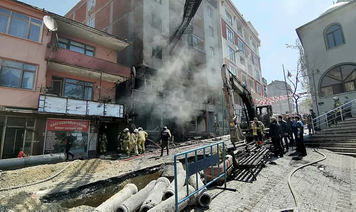Son dakika: Beylikdüzü'nde İSKİ çalışmaları sırasında doğal gaz borusunda patlama - 2