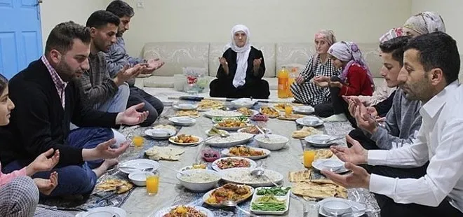 Türkiye’de ilk iftar Şemdinli’de yapıldı