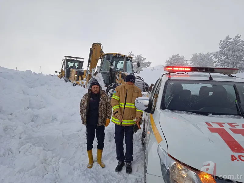 Kazdağları'nda karda mahsur kalan 17'si askeri personel 21 kişi kurtarıldı 25