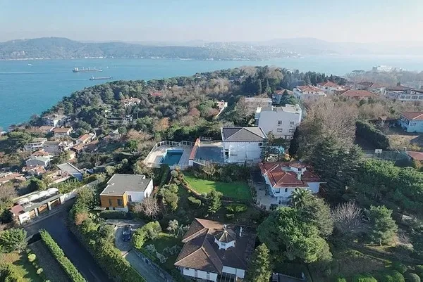 Halk TV’nin sahibi Cafer Mahiroğlu devletin yasağını tanımıyor! İBB’nin önünü açtığı kaçak villaya devam