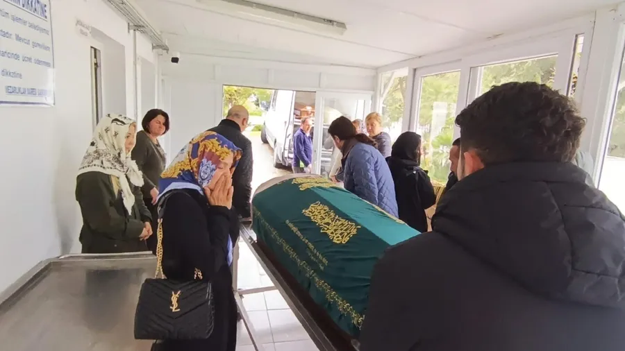 mehmet-ali-erbile-tepki-annesinin-cenazesi-varken-yaptigi-yayin-olay-oldu-1775308848132.jpg Mehmet Ali Erbil’e tepki: Annesinin cenazesi varken yaptığı yayın olay oldu - 2