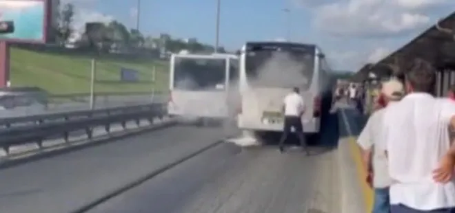 CHP’li İBB’nin yeni aldığı bir metrobüs daha arıza yaptı! Motorundan dumanlar yükseldi