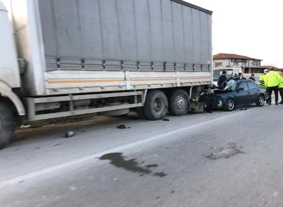 1673800311177.jpg Sakarya'da feci kaza: Duran kamyona çarptı canından oldu - 3
