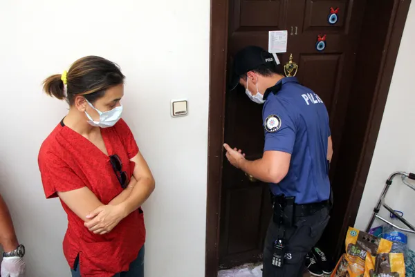 kotu-koku-uzerine-savcilik-harekete-gecti-onlarca-kediyi-vincle-cikardilar-1631710860178.jpg Kötü koku üzerine savcılık harekete geçti! Onlarca kediyi vinçle çıkardılar - 1