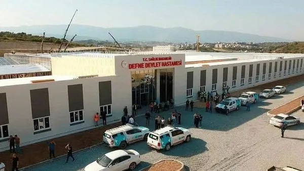 11-haftalik-hamile-doktora-siddet-saclarindan-cekip-yerlerde-surukledi-tekmeleyip-yumrukladi-gozaltina-alindi-1694775194011.jpeg Hatay'da 11 haftalık hamile doktora şiddet! Sağlık Bakanı Fahrettin Koca: Saldırgan tutuklandı - 3