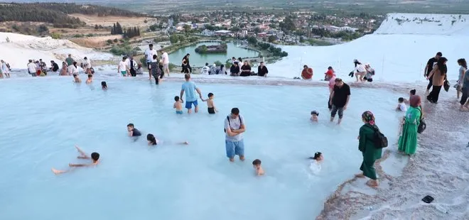 Pamukkale’yi 4 günde yaklaşık 32 bin ziyaretçi gezdi