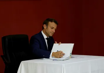 Fransızların es geçtiği video! Beninli bakan, Macron'un dokunduğu omzunu temizledi