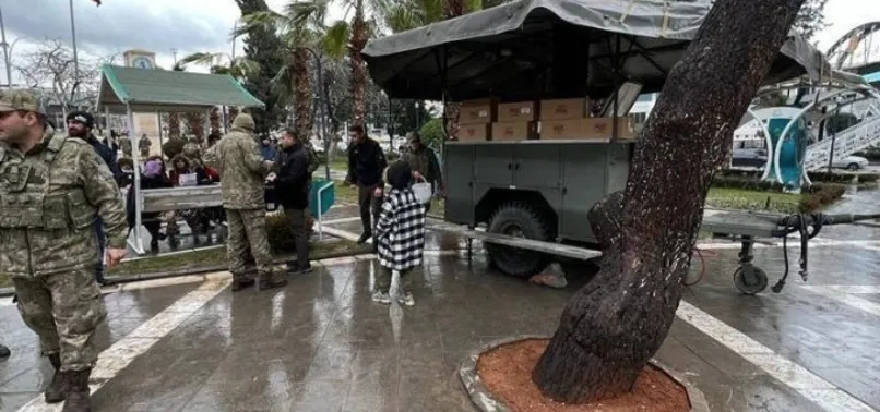 Memleketin acısı üzerinden algı operasyonu: FOX TV'de 'Askerler nerede' denirken Mehmetçik'in depremzedelere yardım ettiği anlar ekrana yansıdı