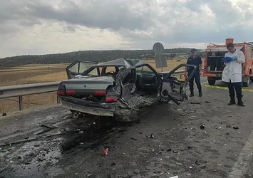 Aynı yönde giden iki araç birbirine girdi: 1 ölü 3 yaralı