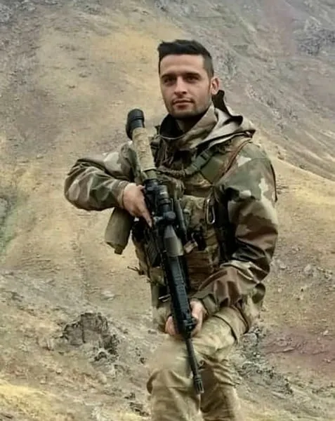 Kahraman Türk askeri silah arkadaşları zarar görmesin diye bacağını feda etti