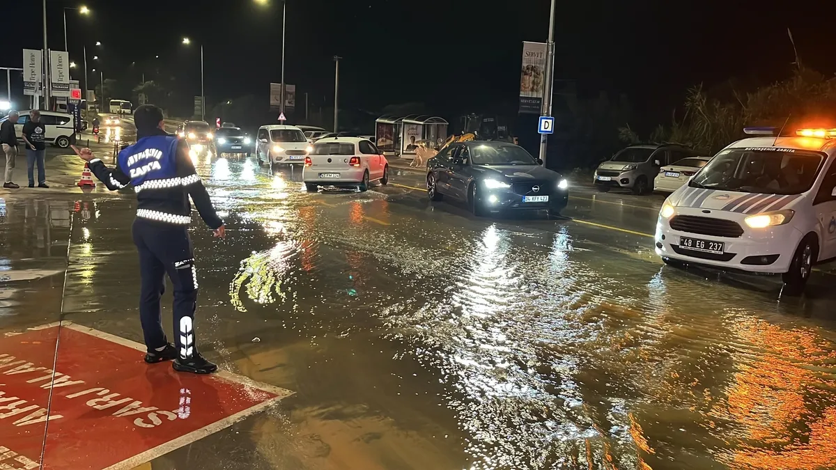 Bodrum'da ana isale hattı patladı! Yollar göle döndü