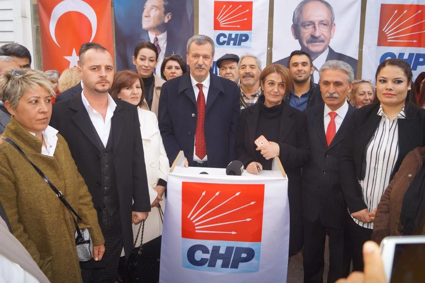 Sahte imzayla PM'ye seçildi CHP'de isyan çıktı
