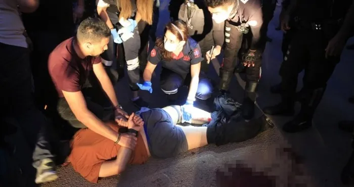 antalyada-polis-ekiplerine-bicakli-saldiri-annesini-eve-kilitleyip-tehditler-savurdu-1717010102704.jpg Antalya'da polis ekiplerine bıçaklı saldırı! Annesini eve kilitleyip tehditler savurdu - 1