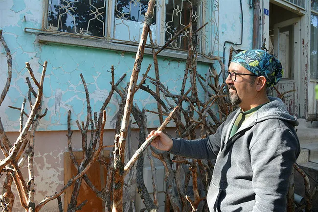 25 yıl sonra memleketine döndü eski ahşapları sanata dönüştürüyor - 3
