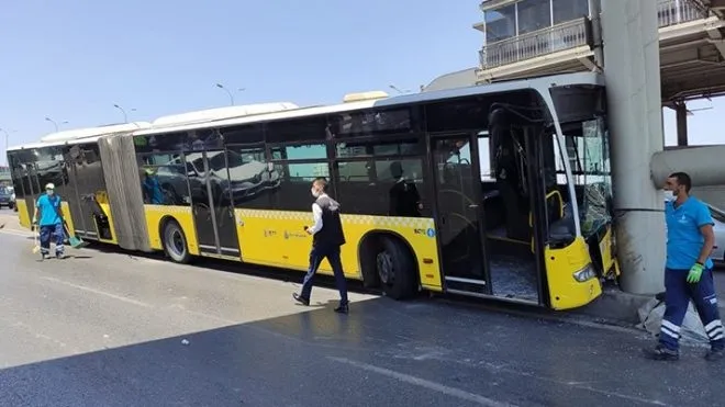 Son dakika: İstanbul'da İETT otobüsü kaza yaptı: Çok sayıda yaralı var - 1