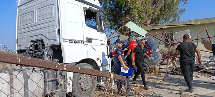 mersinde-otomobil-ile-tir-carpisti-1-olu-6-yarali-1724436420091.jpg Mersin'de otomobil ile TIR çarpıştı: 1 ölü 6 yaralı - 2