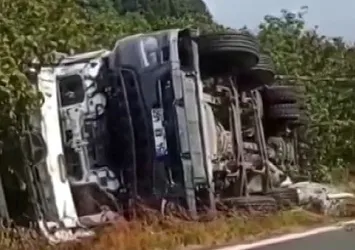 Sakarya'da beton mikseri yol kenarına devrildi: 1 kişi yaralandı